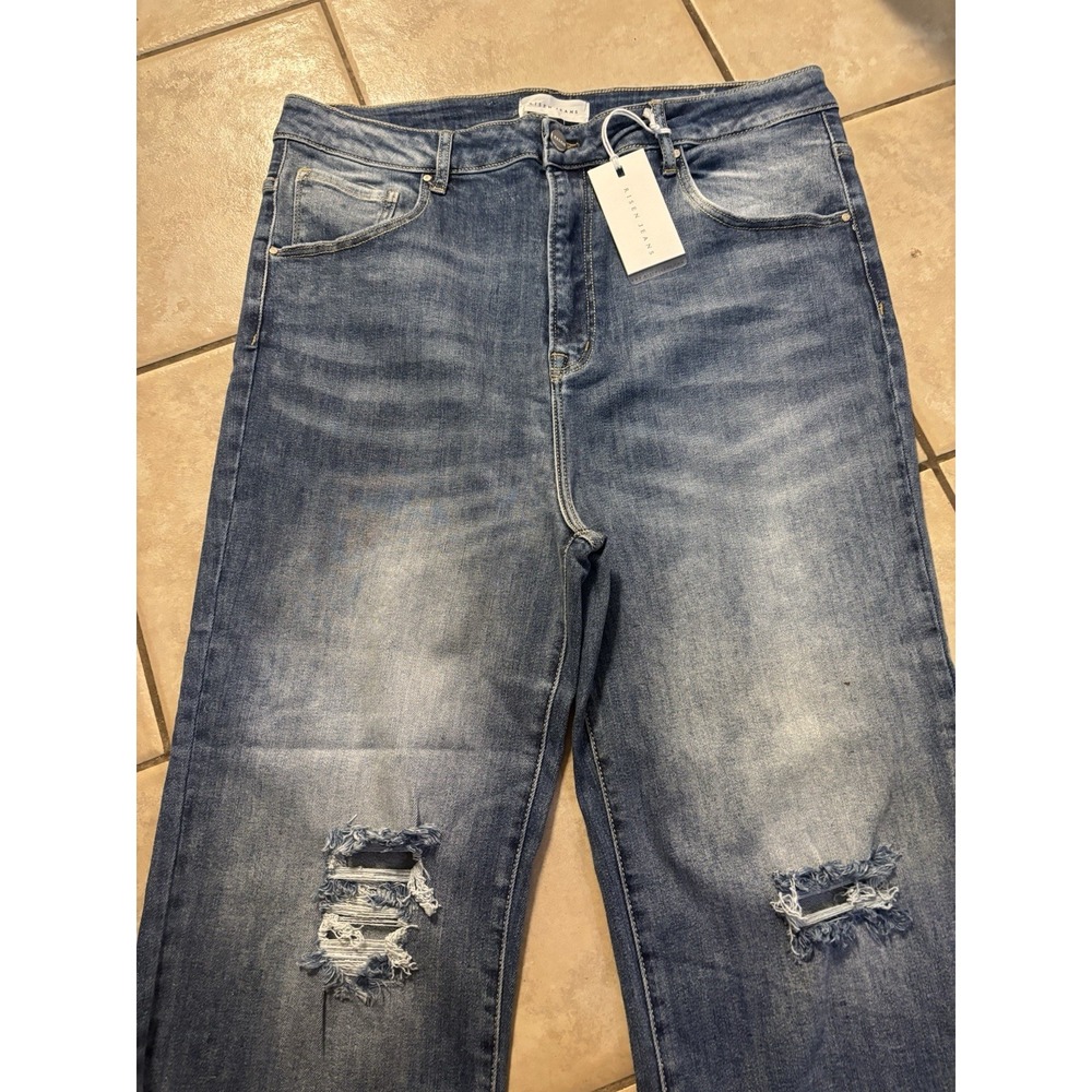 NWT Risen Women's Plus size Jeans 3X‎ Distressed And Frayed Medium Wash Trendy